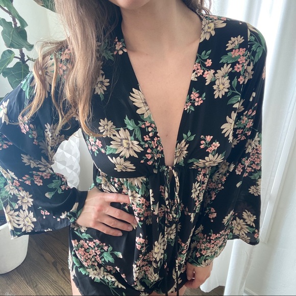Audrey 3+1 Bell Sleeve Floral Romper - Picture 3 of 9